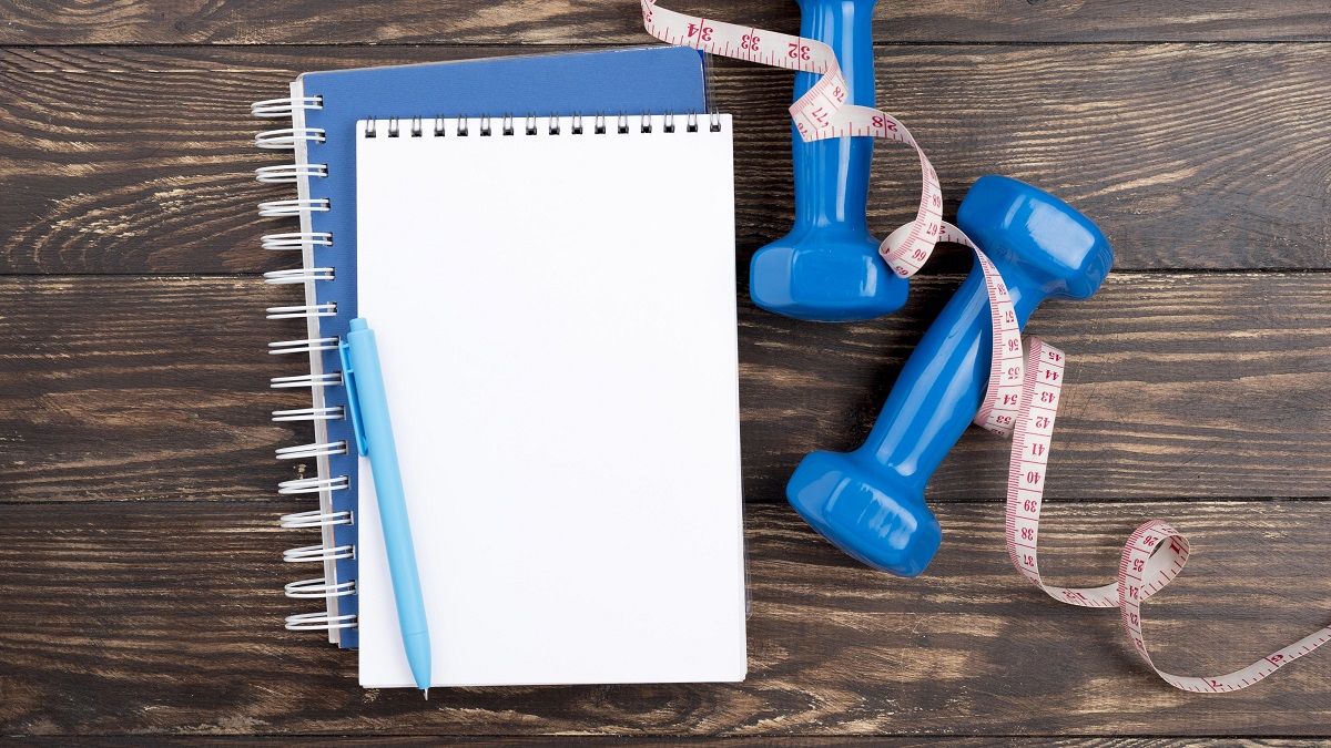 Criar um plano de exercícios personalizado pode ser um dos passos mais eficazes para alcançar seus objetivos de fitness de maneira eficiente e segura. Ao considerar suas características pessoais, como idade, nível de fitness, objetivos e eventuais limitações físicas, você pode montar um regime que não só melhore sua saúde geral, mas também mantenha você motivado no longo prazo. Aqui no Salud Responde, entendemos a importância de personalizar sua rotina de exercícios e estamos aqui para ajudá-lo a entender como você pode fazer isso efetivamente. Entendendo suas necessidades e objetivos Antes de mais nada, é essencial avaliar suas necessidades e objetivos pessoais. Pergunte a si mesmo o que você espera alcançar com seu plano de exercícios. Seus objetivos são perder peso, ganhar massa muscular, melhorar a resistência cardiovascular, ou talvez uma combinação de todos esses elementos? Ter claridade sobre seus objetivos o ajudará a estruturar um plano que seja direcionado e eficaz. Avaliação da condição física Um passo fundamental antes de iniciar qualquer programa de exercícios é avaliar seu nível atual de condicionamento físico. Isso pode incluir testes de força muscular, flexibilidade, composição corporal e capacidade cardiovascular. Essas avaliações podem ser feitas por profissionais de saúde ou fitness, ou através de métodos e ferramentas mais simples que você pode acessar em casa. Ter uma linha de base de sua condição física permitirá que você monitore seu progresso e ajuste seu plano conforme necessário. Consulta médica Se você tem condições de saúde pré-existentes ou não tem certeza sobre seu estado de saúde geral, uma consulta médica é recomendada antes de iniciar qualquer novo regime de exercícios. Isso é crucial para evitar riscos à saúde e garantir que qualquer programa de exercícios seja seguro e adequado às suas necessidades específicas. Desenvolvendo seu plano de exercícios Com seus objetivos claros e uma compreensão de seu nível de condicionamento físico, você está pronto para desenvolver seu plano de exercícios. Aqui estão alguns componentes chave que você deve considerar: 1. Variedade Incluir uma variedade de atividades pode ajudar a prevenir o tédio e a estagnação. Alternar entre cardio, força, flexibilidade e exercícios de equilíbrio pode tornar seu plano de exercícios mais completo. Por exemplo, você pode incluir corrida, natação, ciclismo, musculação e yoga. 2. Intensidade A intensidade dos exercícios deve ser determinada com base em seu nível de condicionamento físico atual e metas específicas. Utilize princípios como o de sobrecarga progressiva, aumentando a intensidade ou volume de forma gradual para continuar desafiando seu corpo. 3. Frequência Decida quantos dias por semana você pode realisticamente se comprometer a exercitar, mantendo um equilíbrio que não prejudique seu tempo de recuperação. A consistência é mais importante do que a intensidade isolada em sessões esporádicas. 4. Duração A duração de cada sessão de exercício também dependerá de seus objetivos e tipo de atividade escolhida. Uma sessão pode variar de 20 minutos a várias horas, dependendo da intensidade e do tipo de exercício. Monitoramento do progresso Manter um registro de seu progresso é vital para a eficácia de seu plano de exercícios. Isso não apenas ajuda a manter a motivação, como também fornece dados concretos que podem ser usados para ajustar seu plano. Anote os detalhes de cada sessão de treino, incluindo o tipo de exercício, duração, intensidade e como você se sentiu depois. Ajustes conforme necessário Seu plano de exercícios não é algo fixo; ele deve evoluir com suas capacidades e necessidades. Faça ajustes com base em seu progresso, qualquer mudança nos objetivos ou feedback do seu corpo, como a resposta a certos tipos de exercícios, níveis de energia ou ocorrência de lesões. Suporte profissional Embora muitos possam criar e manter um plano de exercícios eficaz por conta própria, buscar orientação profissional pode proporcionar benefícios adicionais. Um treinador pessoal ou um fisioterapeuta pode oferecer orientação personalizada e ajustar seu plano para maximizar a eficácia e minimizar riscos de lesões. No salud responde, nós encorajamos você a abraçar um estilo de vida ativo com um plano bem elaborado que considere todas essas variáveis. Lembre-se, o exercício é uma jornada pessoal e cada passo que você dá é um passo em direção a uma vida mais saudável e energizada.