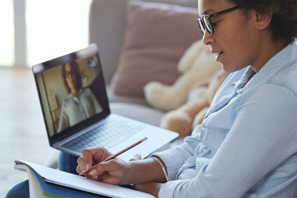 Atendimento online para uma mulher através de plataforma de consulta digital