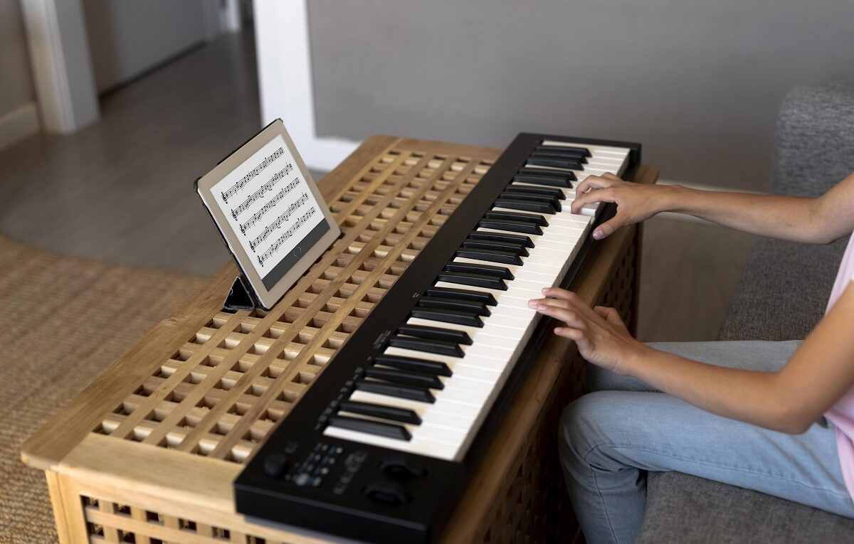 Menina tocando piano em casa