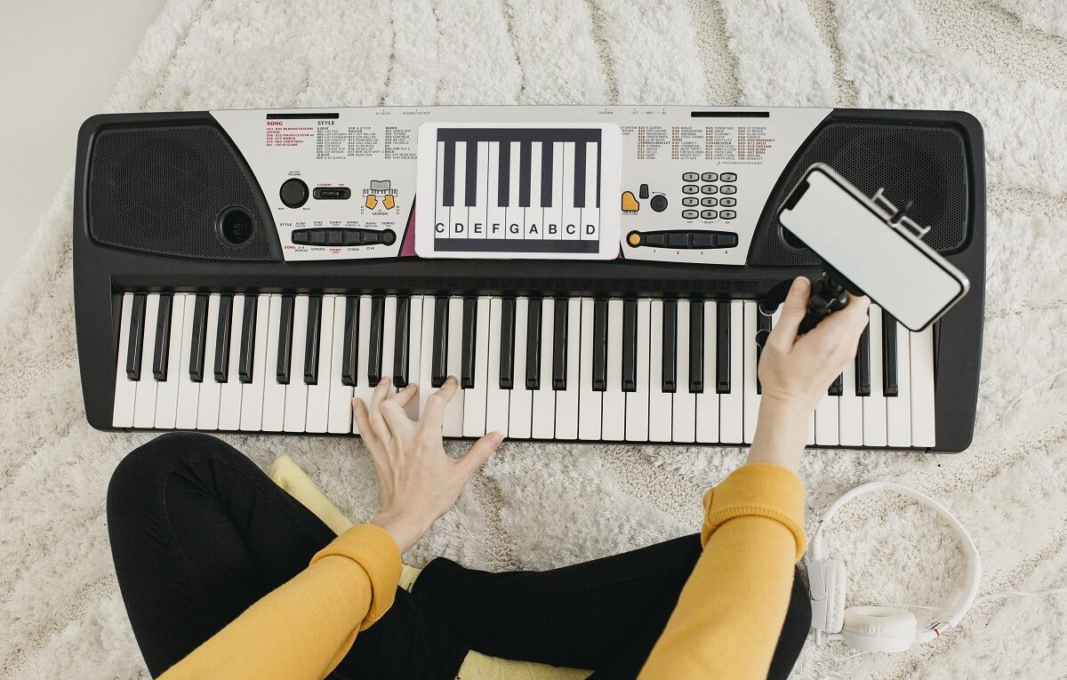 Vista de uma jovem tocando piano digital