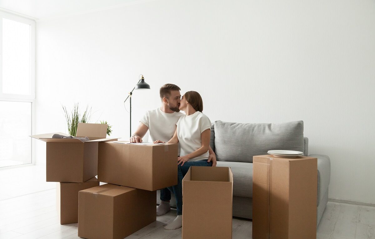Casal se mudando para sua casa nova
